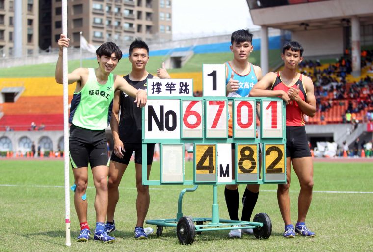 撐竿跳高四帥王映凱(左起)、林峻毅、林琮憲和黃正琦同以4.82公尺，打破高懸5年的大會紀錄4.81。林嘉欣／攝影。