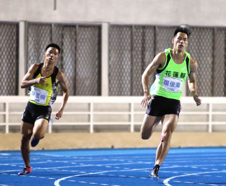 15歲的「勁量小子」魏浩倫（左）在200公尺準決賽和楊俊瀚（右）同組飆速。林嘉欣／攝影。