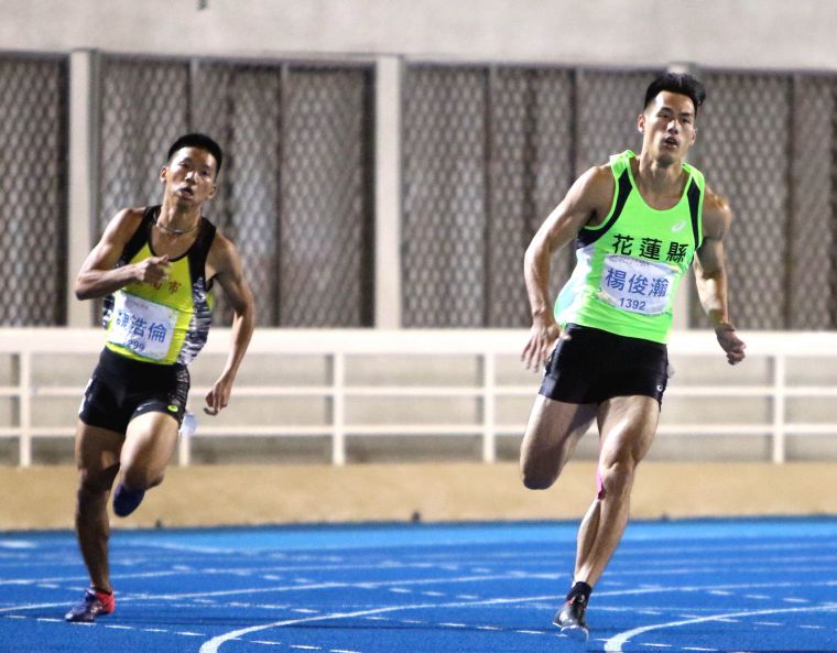 魏浩倫（左）繼全運會200公尺跟楊俊瀚（右）同場飆速得第六之後，再度越級打怪。資料照片　林嘉欣／攝影 。