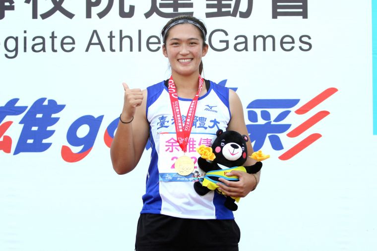台灣體大余雅倩在公開女子鏈球決賽60.50奪金破大會，躍居歷年第二傑。林嘉欣／攝影。