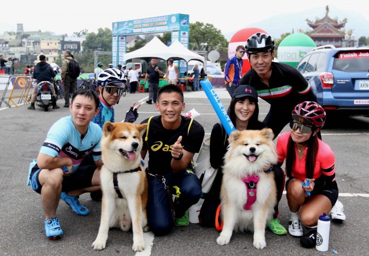 秋田犬鈴木和一郎跟隨主人卓軒聖(左三)和Amanda(右三)到環台賽為中華隊加油，意外成為最夯的吉祥物。中華民國自由車協會／提供。