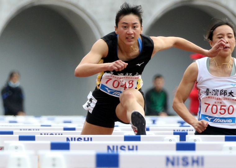 公開女100公尺跨欄銀牌謝喜恩（左）。林嘉欣／攝影。
