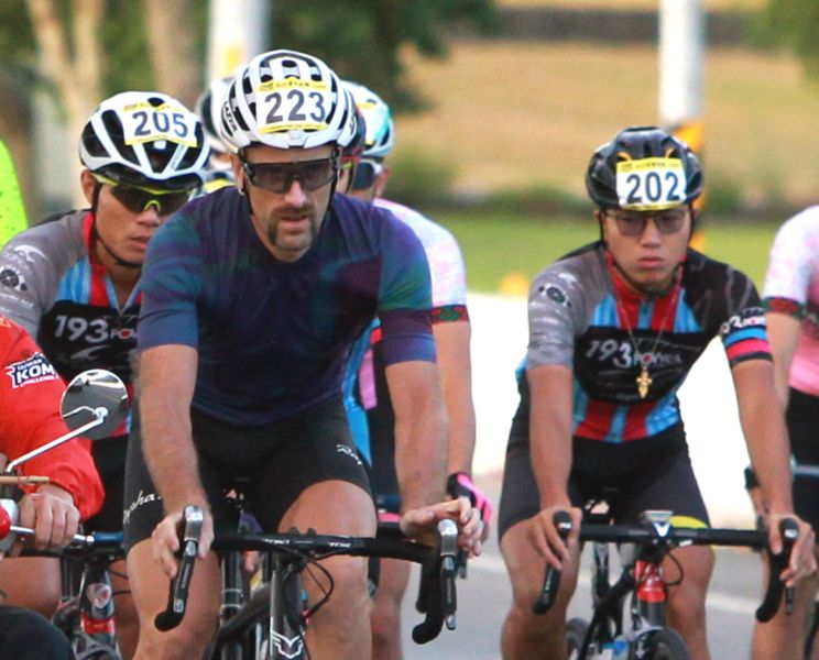 2018花東海灣盃自行車菁英賽男子組冠軍Fraser Young(前)。中華民國自行車騎士協會／提供。