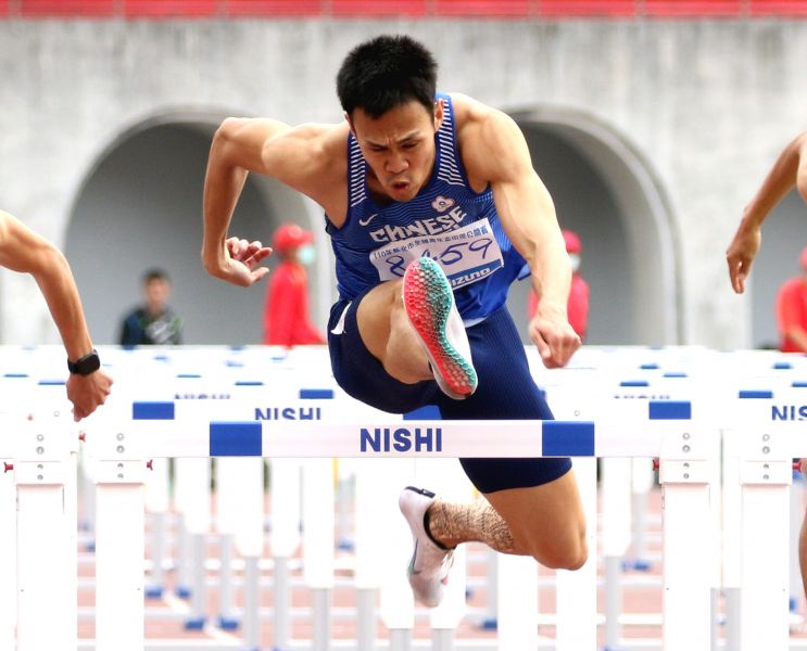 陳奎儒以14秒03在新北市青年盃男子110公尺跨欄決賽封王。林嘉欣／攝影。