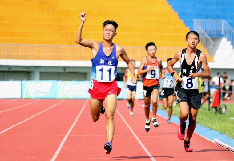 臺中市新社高中許韋柏第一次比5000公尺便奪金破大會超嗨，林嘉欣／攝影。