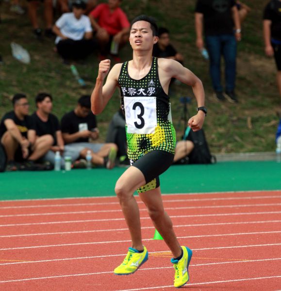 一般男5000公尺冠軍中央警察大學顏士富創個人最佳成績。林嘉欣／攝影。