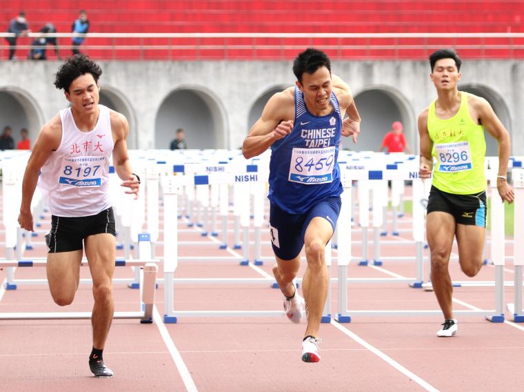 陳奎儒(中）以14秒03在新北市青年盃男子110公尺跨欄決賽封王。林嘉欣／攝影。