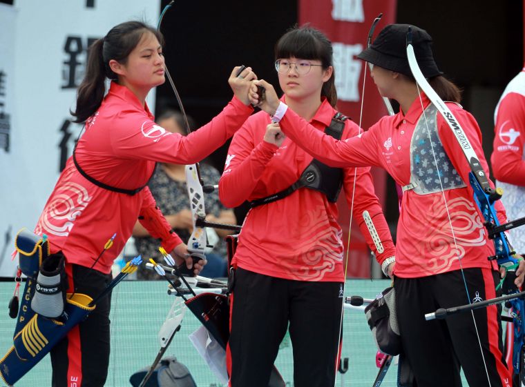 女子團體賽，寒舍箭手互相打氣。中華企業射箭聯盟／提供。