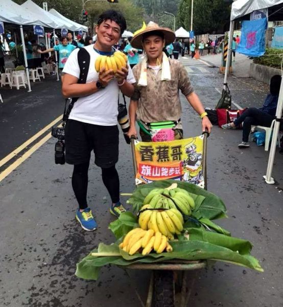林坤彬(右)的香蕉哥造型多變。林坤彬／提供。