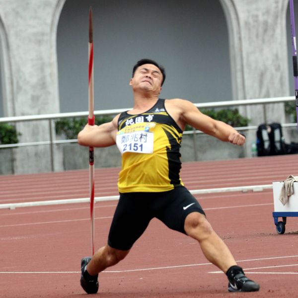 鄭兆村擲出本季最佳的85公尺54破大會摘金，再度達標奧運。林嘉欣／攝影。