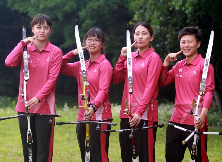 由「雷母」雷千瑩(右)領軍的凱撒射箭隊女將表現出色。中華企業射箭聯盟／提供。