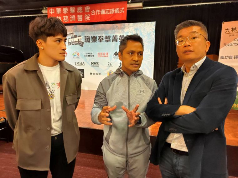 立法院副院長蔡其昌(右)關心東京奧運拳擊國手陳念琴(左),中為教練柯文明。大會提供