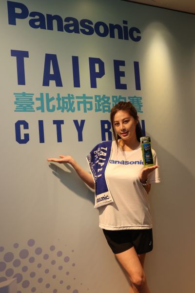 「E級女神」張永歆宣傳本屆台北城市路跑賽服飾與週邊商品。李天助攝