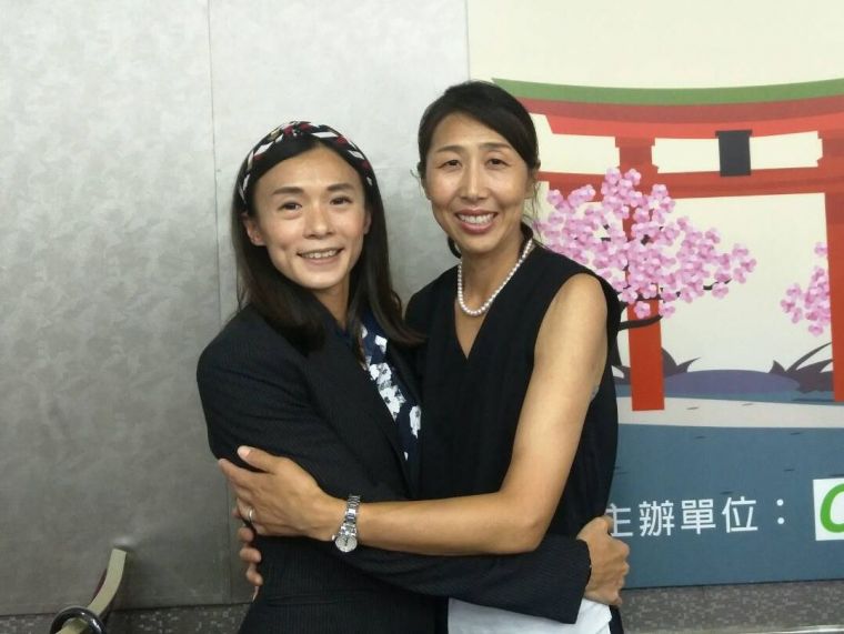 謝千鶴(左)與日本前奧運選手土佐禮子相見歡。中華民國馬拉松協會提供