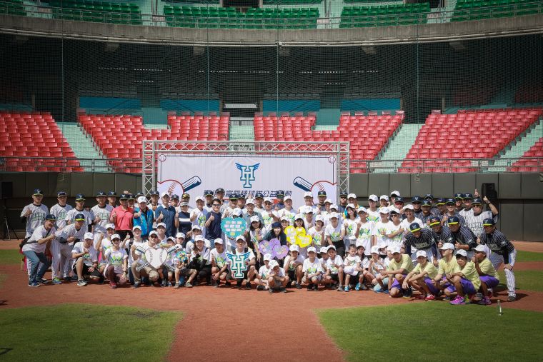臺北興富發棒球隊與台北市私立聖道兒童之家的小朋友，一同度過開心的棒球體驗活動。北市體育局提供