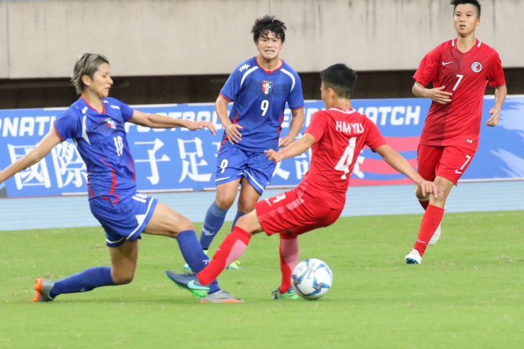 余秀菁(左)一傳一射。中華民國足球協會提供
