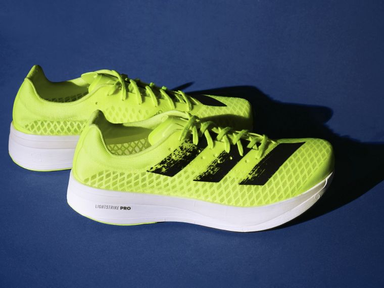 「最速跑鞋」adizero adios Pro搭載adidas全新雙層LightstrikePRO極輕量中底科技，成就僅246 g輕量厚底跑鞋。官方提供