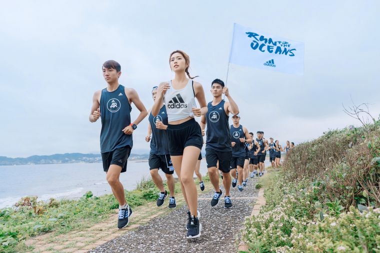 簡廷芮為adidas的環保行動擔任領跑大使，率領跑團沿著海岸線跑約3公里。