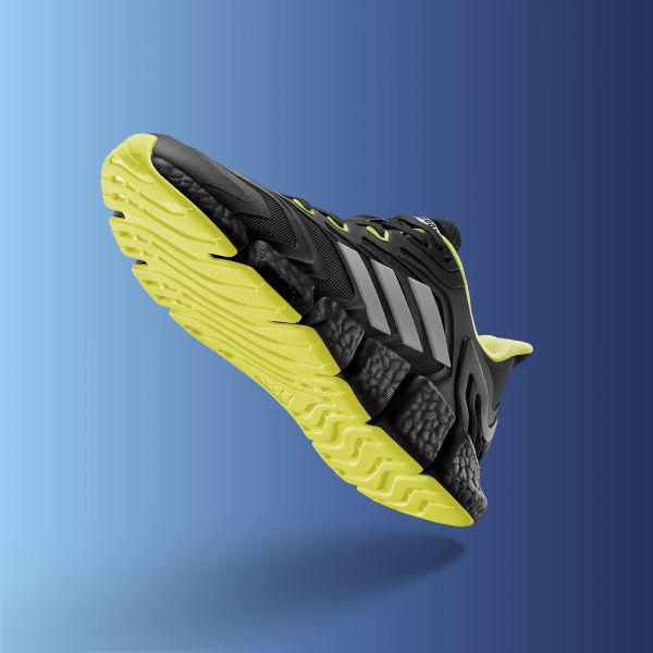 adidas推出全新CLIMACOOL VENTO跑鞋，專為夏季悶熱氣候所設計，帶來沁涼、酷透的跑步體驗。官方提供