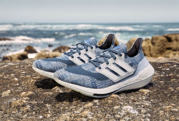 adidas推出全新PRIMEBLUE系列跑鞋，以海洋永續為設計理念，打造一系列海洋主題配色的Ultraboost 21。官方提供