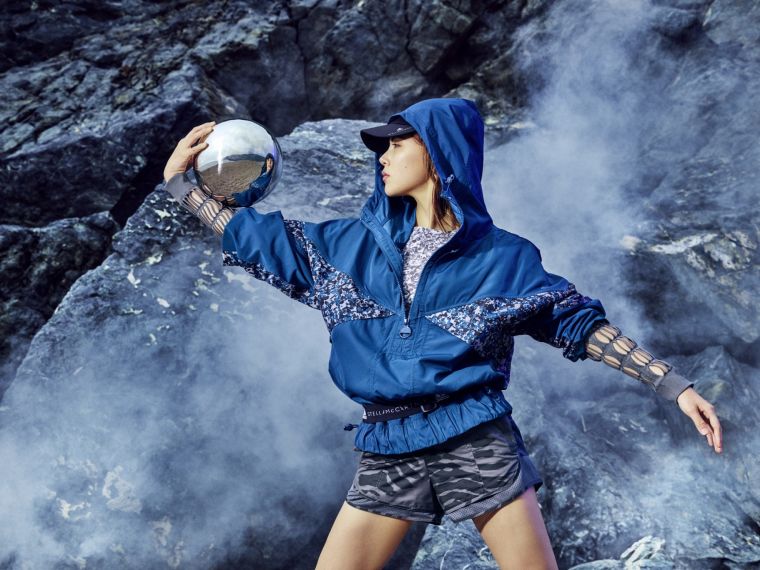adidas by Stella McCartney秋季新品兼具優越性能與時尚設計，將運動機能與時尚美感巧妙結合。adidas提供
