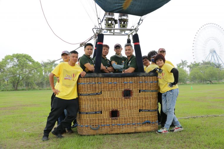 專業熱氣球飛行員與團隊，保障每一次的繫留安心又安全。官方提供