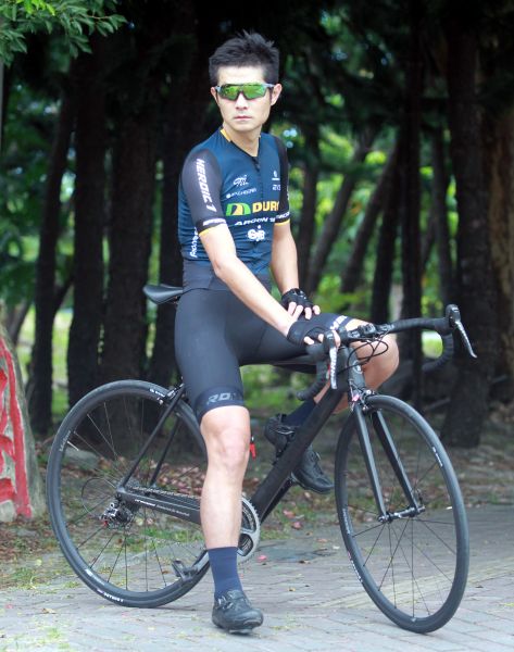 台灣自行車登山賽頂尖好手范永奕對720 HiColor運動眼鏡讚不絕口。720armour運動眼鏡／提供。