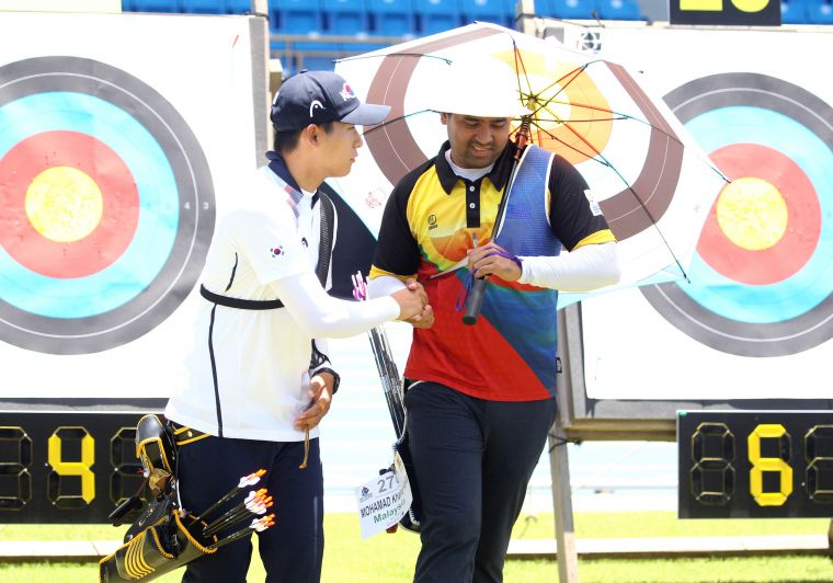 世錦賽銀牌馬來西亞穆罕默德(右)闖進男子反曲弓金牌戰。中華民國射箭協會／提供。