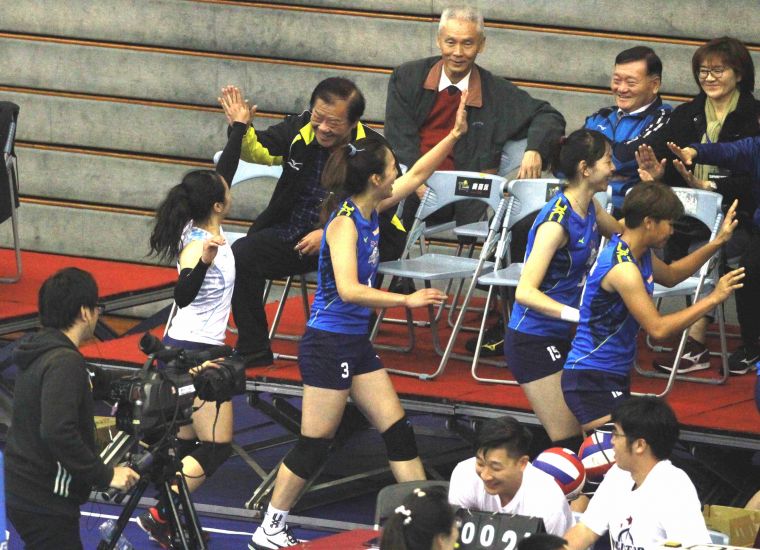 球員開心跑到貴賓席和前中華排球協會秘書長章金榮(左)等貴賓擊掌。林嘉欣／攝影。
