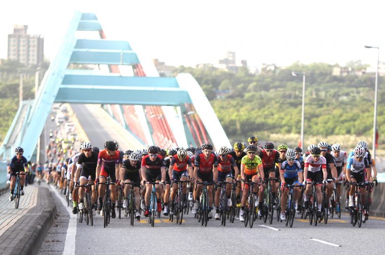 去年臺灣自行車登山王挑戰車手行經太魯閣大橋的壯觀畫面。DURO華豐輪胎／提供。