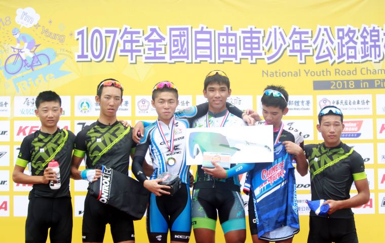 DIZO林園車隊龔暉仁勇奪全國少年自由車賽男少15歲組公路賽金牌。中華民國自由車協會／提供。