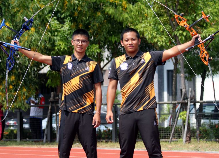 協會青年隊兩位高中生蘇于洋（左）和戴宇軒首度入選射箭亞錦賽國手。企業射箭聯盟／提供。