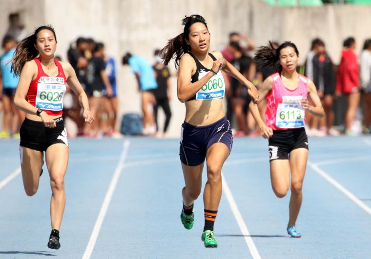 公開女子400公尺冠軍國立臺灣體大林玉婕（中）。林嘉欣／攝影。