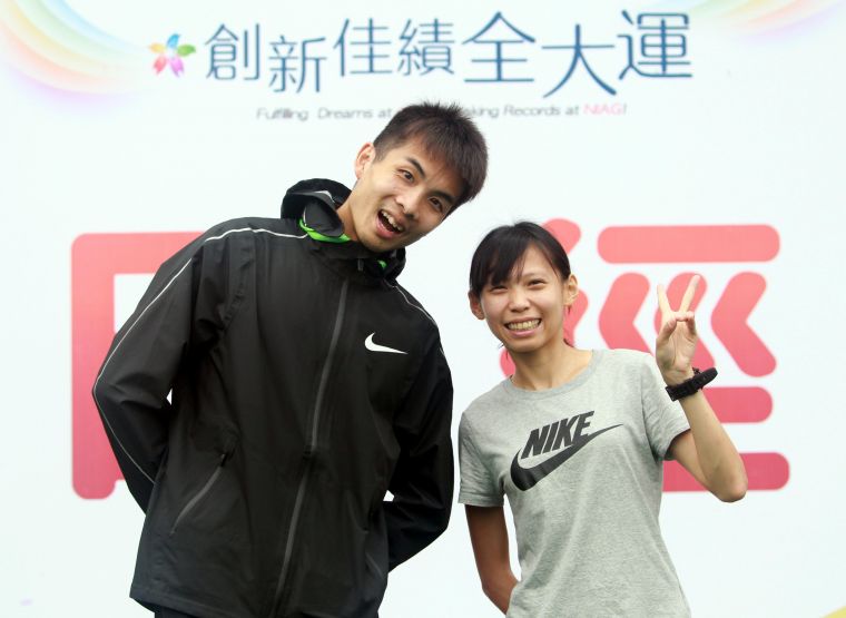 曹純玉(右)打破高懸11年大會紀錄後，開心和教練陳囿任合影。