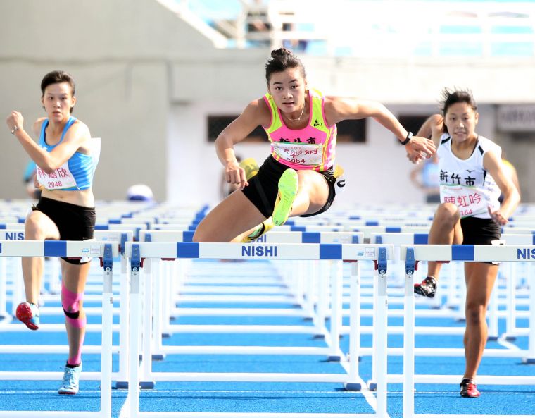 陳彩娟（中）打破U20全國紀錄達標亞青，首奪全運女子混合運動金牌。林嘉欣／攝影。