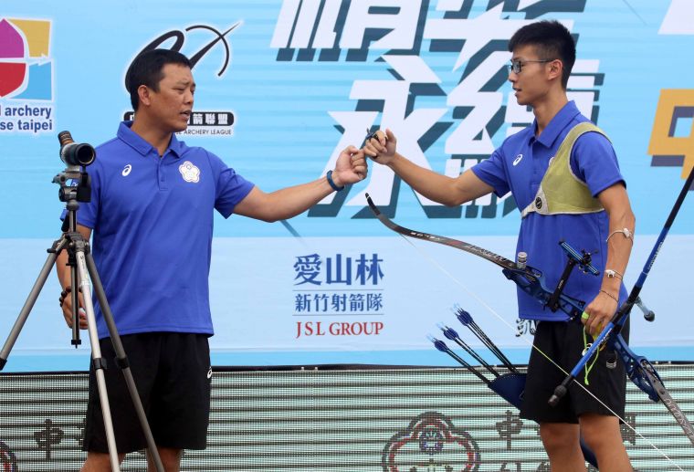 協會青年隊蘇于洋（右）和教練徐梓益。中華企業射箭聯盟／提供。