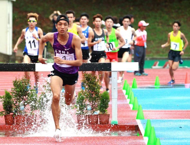 李奇儒(前)在全大運公開男生組3000公尺障礙決賽再添一金。林嘉欣／攝影。