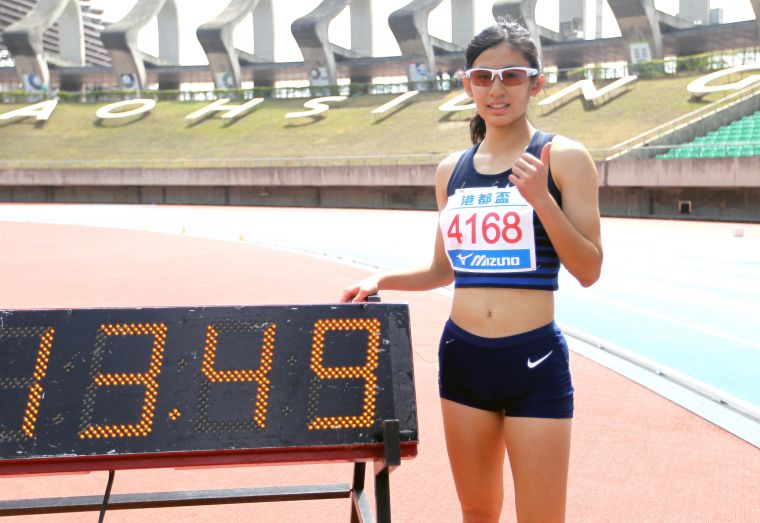許樂以13秒49在港都盃全國田徑錦標賽高女100公尺跨欄預賽破大會。林嘉欣／攝影。