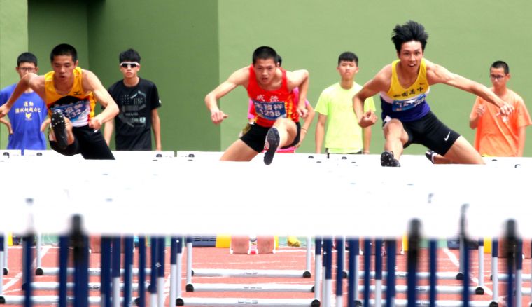 桃園高中傅兆玄在高男110公尺跨欄決賽飆13秒98創最佳奪銅。林嘉欣／攝影。