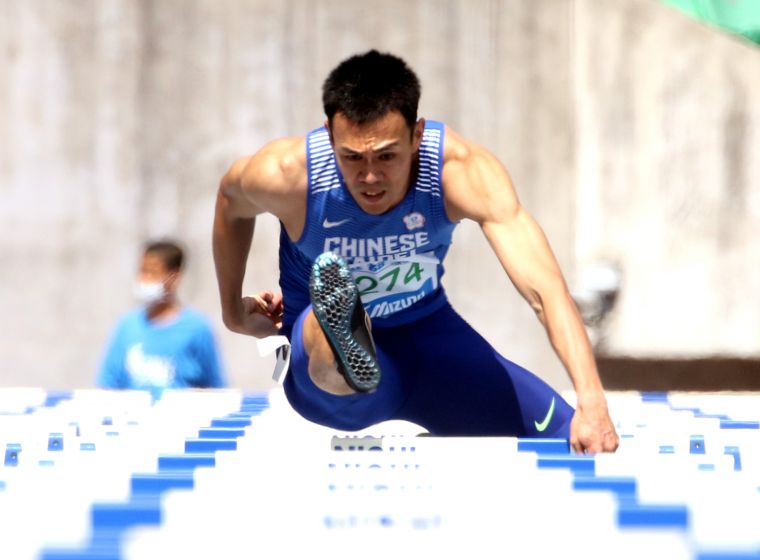 陳奎儒在港都盃田徑賽再出發，以14.37破大會。林嘉欣／攝影。