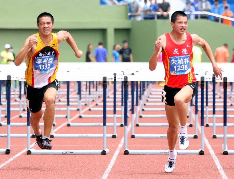 高男110公尺跨欄決賽，新竹市成德高中朱禎祥以13.74衛冕成功。林嘉欣／攝影。
