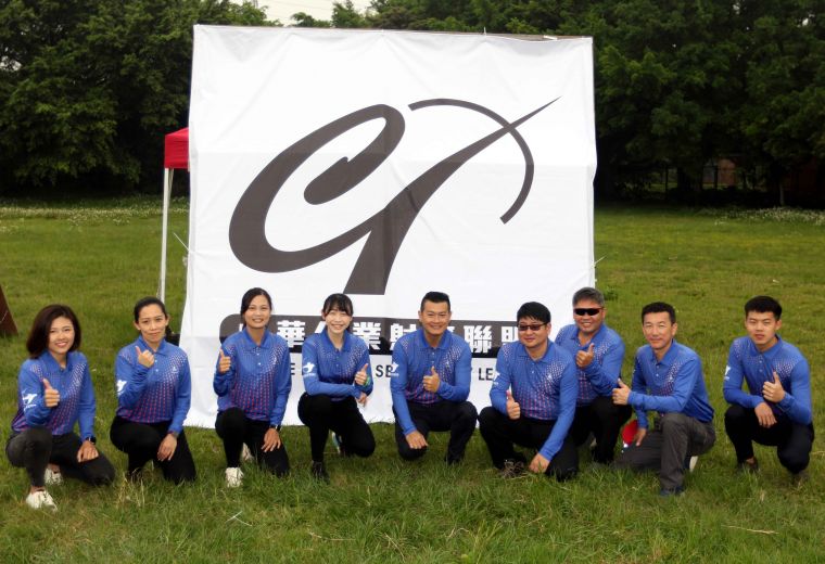 前奧運國手吳聰義(左)領軍的企業射箭聯賽裁判組，左四為熊梅茜。中華企業射箭聯盟／提供。
