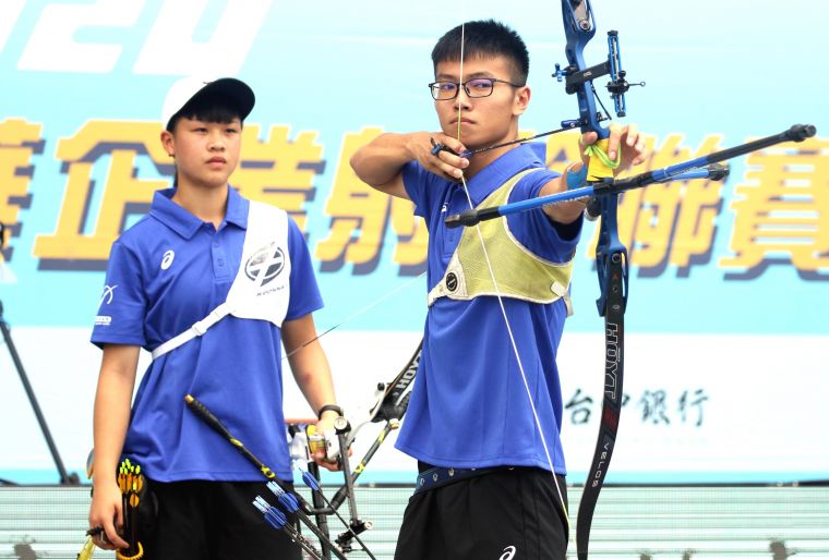 協會青年隊蘇于洋（右）和施孟君。中華企業射箭聯盟／提供。
