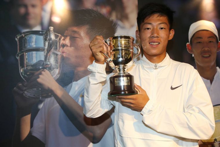 曾俊欣展示溫網青少男單打冠軍獎盃。