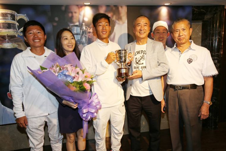 曾俊欣一家與恩人網協理事長廖裕輝(右3)致謝。