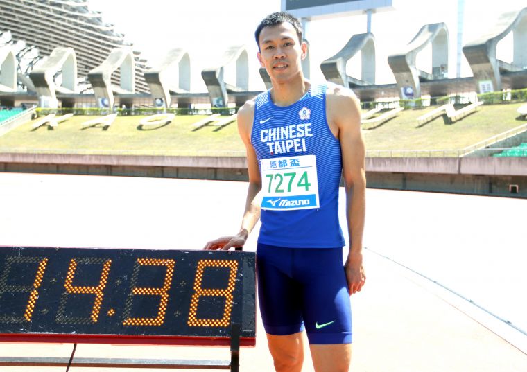 陳奎儒在港都盃田徑賽再出發，以14.37破大會。林嘉欣／攝影。