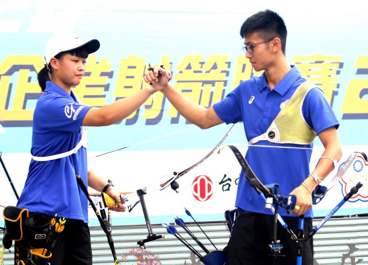蘇于洋（右）和施孟君今天都為協會青年隊貢獻兩點勝利。中華企業射箭聯盟／提供。