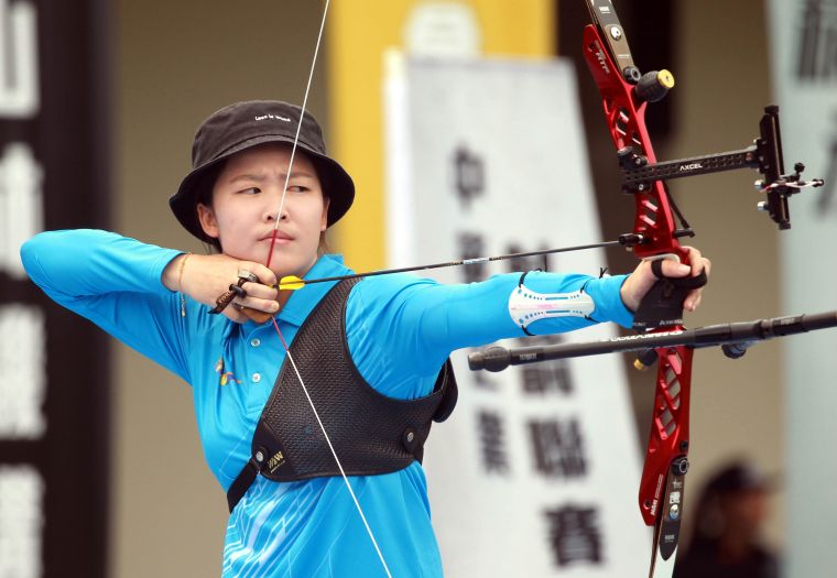 台南射箭隊彭家楙在企業射箭聯賽元年女子個人賽四連勝。中華企業射箭聯盟／提供。
