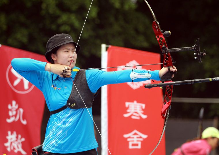 326台南射箭隊彭家楙在企業射箭聯賽元年女子個人賽四連勝。中華企業射箭聯盟／提供。