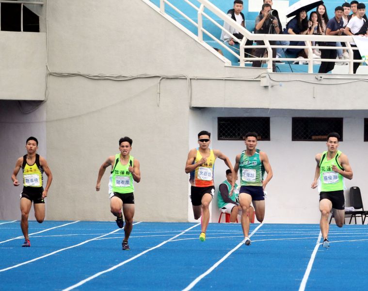 魏浩倫（左）首次比全運200公尺以第六名作收。林嘉欣／攝影。